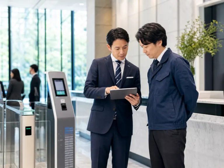 施設警備事業の運営体制を確認するセキュリティ会社担当者とアドバイザー
